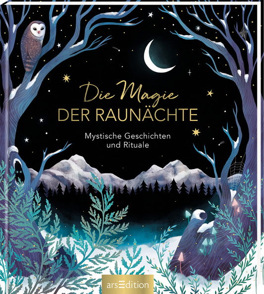Das Buchcover zeigt eine nächtliche Winterlandschaft mit tiefblauem Himmel, in dem ein zarter Halbmond und funkelnde Sterne leuchten. Im Vordergrund stehen stilisierte, schneebedeckte Bäume und grüne Pflanzen. Links sitzt eine Eule auf einem Ast, während rechts ein kleiner Bär zu sehen ist. Der Titel „Die Magie DER RAUNÄCHTE“ ist in geschwungener, goldener Schrift platziert, darunter steht „Mystische Geschichten und Rituale“. Ganz unten mittig steht der Logoschriftzug von...