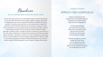 Gezeigt wird eine Innen- oder Zusatzansicht von „Die Magie der Raunächte“. Die Seite ist in sanften Blautönen gehalten mit einer luftigen, fast himmelartigen Hintergrundgestaltung. Links steht in eleganter, geschwungener Schrift das Wort „Räuchern“ und der dazugehörige Text in gut lesbarem, serifenlosen Schriftstil. Rechts wird der „Spruch des Konfuzius“ in klarer, dickerer Schrift präsentiert. Die klare Gliederung und harmonischen Farben fördern die Lesbarkeit und eine...
