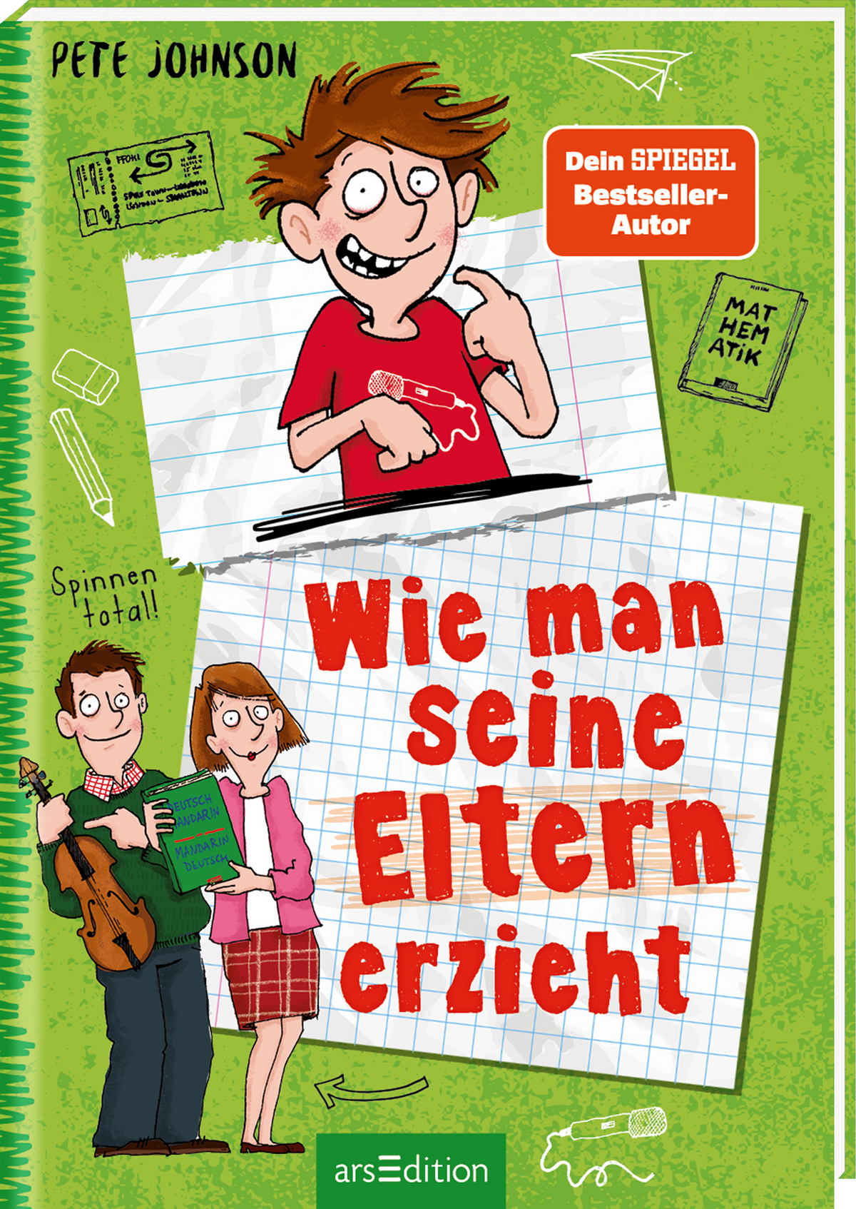 Das Cover von "Wie man seine Eltern erzieht" von Pete Johnson zeigt auf einem grünen Hintergrund einen Jungen mit fröhlicher Miene. Außerdem werden seine Eltern mit fröhlichem Gesichtsausdruck abgebildet, die eine Geige und einen Notizblock halten. Der Titel ist in großen, roten Buchstaben auf weißen, angerissenen Notizzetteln platziert. Ein roter Button weist auf „Dein SPIEGEL Bestseller“ hin. Ganz unten mittig steht der Logoschriftzug von arsEdition.