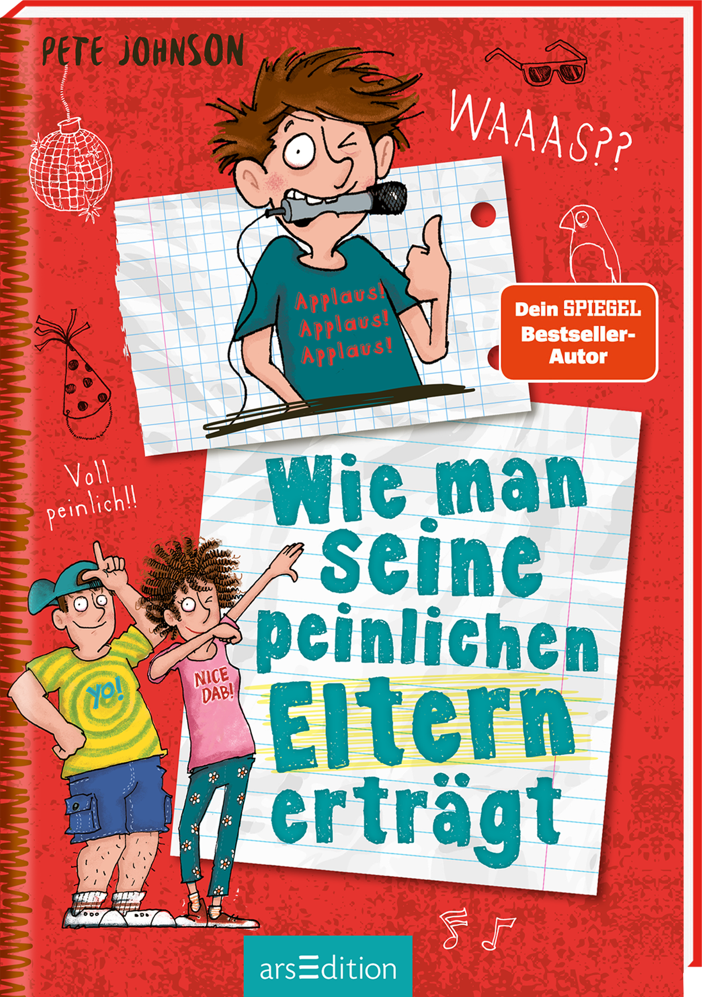 Das Buchcover zeigt einen farbenfrohen, cartoonhaften Stil. In der oberen Hälfte befindet sich ein Junge mit strubbeligem Haar, der ein Mikrofon zwischen die Zähne geklemmt hat. Unter ihm ist ein Notizblatt mit der Aufschrift „Wie man seine peinlichen Eltern erträgt“. Daneben stehen zwei Figuren: ein Junge in einem blauen Shirt mit „YO!“ und ein Mädchen in einem rosa Shirt mit „NICE DAB!“. Im Hintergrund sind musikalische und spielerische Elemente abgebildet. Ein „SPIEGEL...
