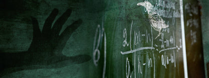 Gezeigt wird eine Innenansicht von „Escape Room. Der Schatten des Raben“. Die Darstellung zeigt eine düstere, grüne Tafel, auf der mathematische Formeln und die Zeichnung eines Raben mit Kreide skizziert sind. Eine schemenhafte Hand ist im Schatten sichtbar, was eine geheimnisvolle Atmosphäre erzeugt. Die Typografie der Formeln ist klar und sachlich, während die düstere Farbgebung die Spannung des Escape Rooms betont.