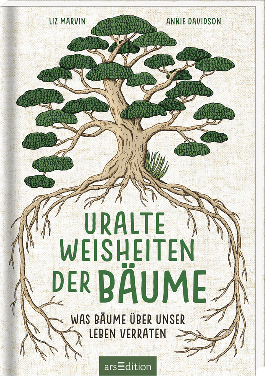 Das Buchcover zeigt eine stilisierte Baumillustration mit dichten, grünen Blättern und großen, sichtbaren Wurzeln. Der Titel „Uralte Weisheiten der Bäume“ ist in markanter, grüner Schrift mittig platziert, darunter steht der Untertitel „Was Bäume über unser Leben verraten“ in kleinerer Schrift. Die Farben sind vorwiegend in sanften Grüntönen gehalten, mit einem beige-weißen Hintergrund. Oben links sind die Autorennamen Liz Marvin und Annie Davidson zu sehen. Ganz unten mittig...