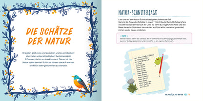 Gezeigt wird eine Innen- oder Zusatzansicht von „Adventure Girls“. Die linke Seite präsentiert den Titel „Die Schätze der Natur“ in großer, orangefarbener Schrift, umgeben von einem floralen Rahmen in sanften Blau- und Gelbtönen. Ein stilisierter Vogel ziert die untere Ecke. Auf der rechten Seite befindet sich die Überschrift „NATUR-SCHNITZELJAGD“ in blauer Schrift. Darunter steht eine Liste mit Tipps auf einem hellblauen Hintergrund, begleitet von einer handschriftlichen Notiz...