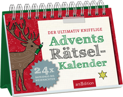 Das Cover zeigt einen fröhlichen, stilisierten Hirsch auf rotem Hintergrund, der mit weißen Schneeflocken sowie einer goldgelben Sterngrafik umgeben ist. Der Titel „Advents Rätsel-Kalender“ ist in handschriftlicher Schriftart in Grün gehalten, während der Untertitel „24x RATESPASS BIS WEIHNACHTEN“ auf einem blauen Wimpel platziert ist. Darüber steht der Satz „DER ULTIMATIV KNIFFLIGE“ in einer klaren, größeren Schrift. Ganz unten mittig steht der Logoschriftzug von arsEdition.