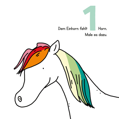 Gezeigt wird eine Innen- oder Zusatzansicht von „Lernraupe – Mein Kritzelbuch Zahlen“. Die Illustration zeigt ein Einhorn mit buntem, gestreiftem Haar in warmen Pastellfarben. Die Zahl „1“ ist prominent in hellgrün oben rechts platziert. Der Text darunter lautet: „Dem Einhorn fehlt 1 Horn. Male es dazu.“ Die klare, spielerische Typografie fördert die Interaktivität und den kreativen Ausdruck.