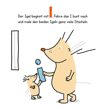 Gezeigt wird eine Innen- oder Zusatzansicht von „Lernraupe – Mein Kritzelbuch Buchstaben“. Die Illustration zeigt zwei zeichentrickhafte Igel, einen größeren und einen kleinen, die miteinander interagieren. Der Text ist bunt und klar in einer verspielten Schriftart gesetzt. Über den Igeln steht der Satz: „Der Igel beginnt mit …“. Die Farben sind hell und einladend, mit auffälligen Akzenten, die die Aufmerksamkeit auf die Figuren lenken.