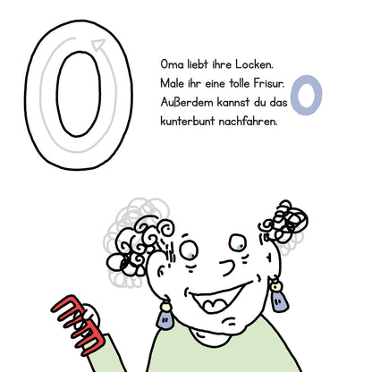 Gezeigt wird eine Innen- oder Zusatzansicht von „Lernraupe – Mein Kritzelbuch Buchstaben“. Im Vordergrund steht die große, geschwungene Zahl „0“ in dunkler Umrandung. Daneben ist eine fröhliche, cartoonhafte Oma mit lockigem, grauem Haar, die einen roten Kamm hält. Ihre Ohrringe sind blau und sie trägt ein grünes Oberteil. Die Schrift ist klar und freundlicherweise in Schwarz und Blau gehalten, mit einer einladenden, spielerischen Typografie.