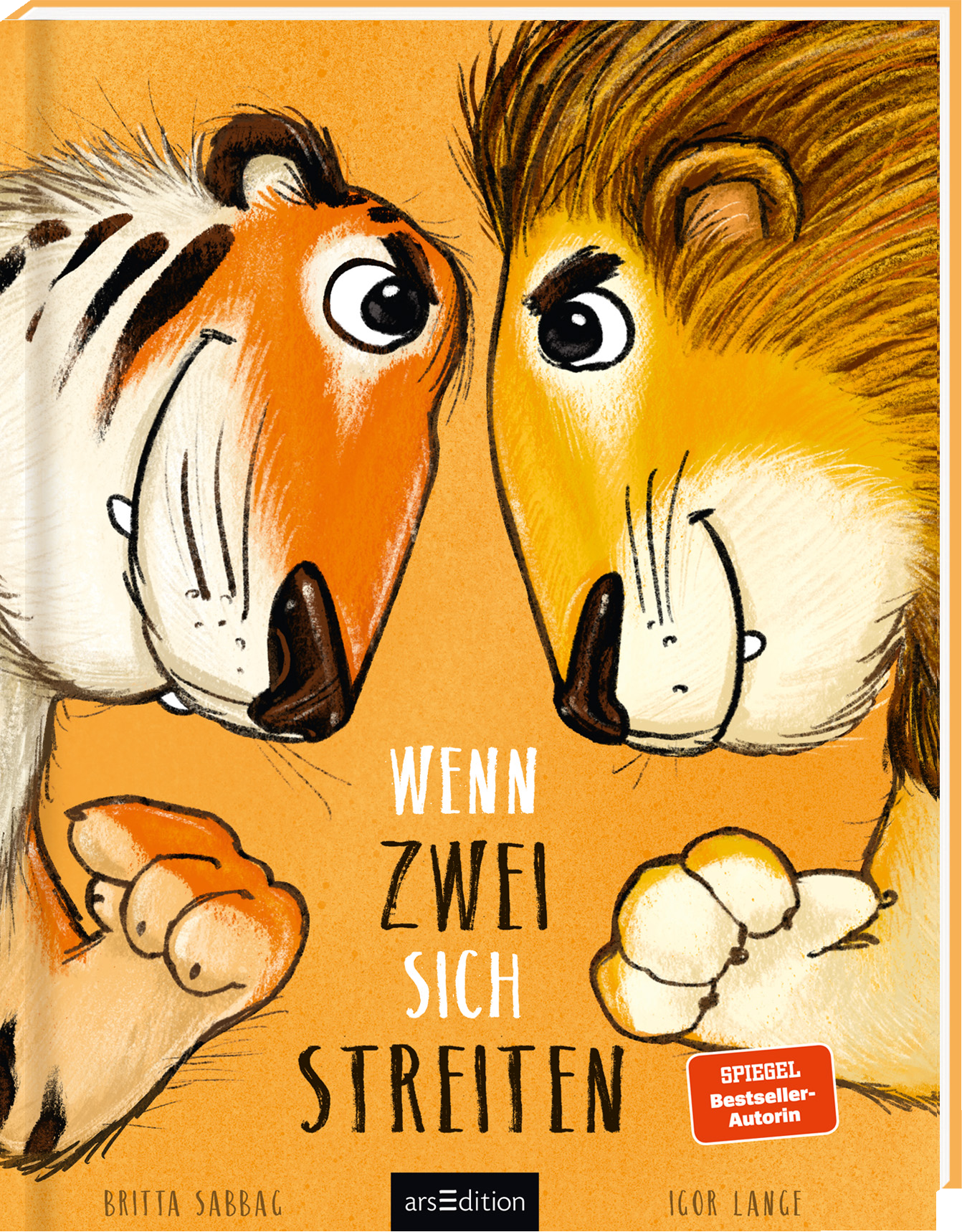 Das Cover zeigt einen freundlichen Tiger und einen Löwen, die sich mit leicht verschränkten Armen gegenseitig anblicken. Die Farben sind warm in Orange und Braun gehalten, was eine lebendige Atmosphäre schafft. Der Titel „Wenn zwei sich streiten“ ist in großen, kräftigen Buchstaben mittig platziert. Oben links befindet sich der Hinweis „SPIEGEL Bestseller-Autorin“. Ganz unten mittig steht der Logoschriftzug von arsEdition.
