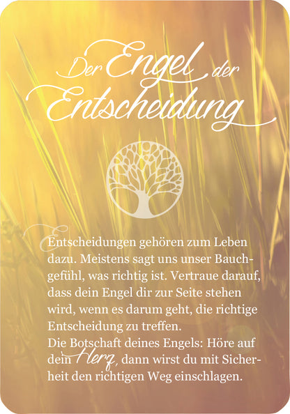 Gezeigt wird eine Innen- oder Zusatzansicht von „Ein Engel für jeden Tag“. Die Gestaltung präsentiert einen sanften, goldenen Farbverlauf im Hintergrund, der an eine Lichtstimmung erinnert. In eleganter, verspielter Schrift steht der Titel „Der Engel der Entscheidung“ oben. Darunter befindet sich ein baumähnliches Symbol, das visuell ansprechende Klarheit bietet. Der Fließtext in einem schlichten, klaren Font vermittelt eine ermutigende Botschaft, die gut lesbar ist.
