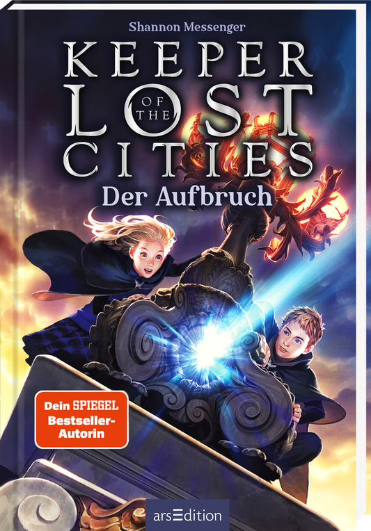 Das Buchcover zeigt zwei Kinder, die in einer fantasievollen Umgebung stehen. Zu sehen sind ein Junge und ein Mädchen, die neugierig in die Ferne blicken. Der Titel „KEEPER OF THE LOST CITIES“ ist in großen, goldenen Buchstaben oben platziert, während der Untertitel „Der Aufbruch“ darunter in klarer Schrift steht. Die Farben sind lebhaft, mit einem strahlenden Licht in der Mitte. Ein „Dein SPIEGEL Bestseller-Autorin“-Button ist deutlich sichtbar. Ganz unten mittig steht der...