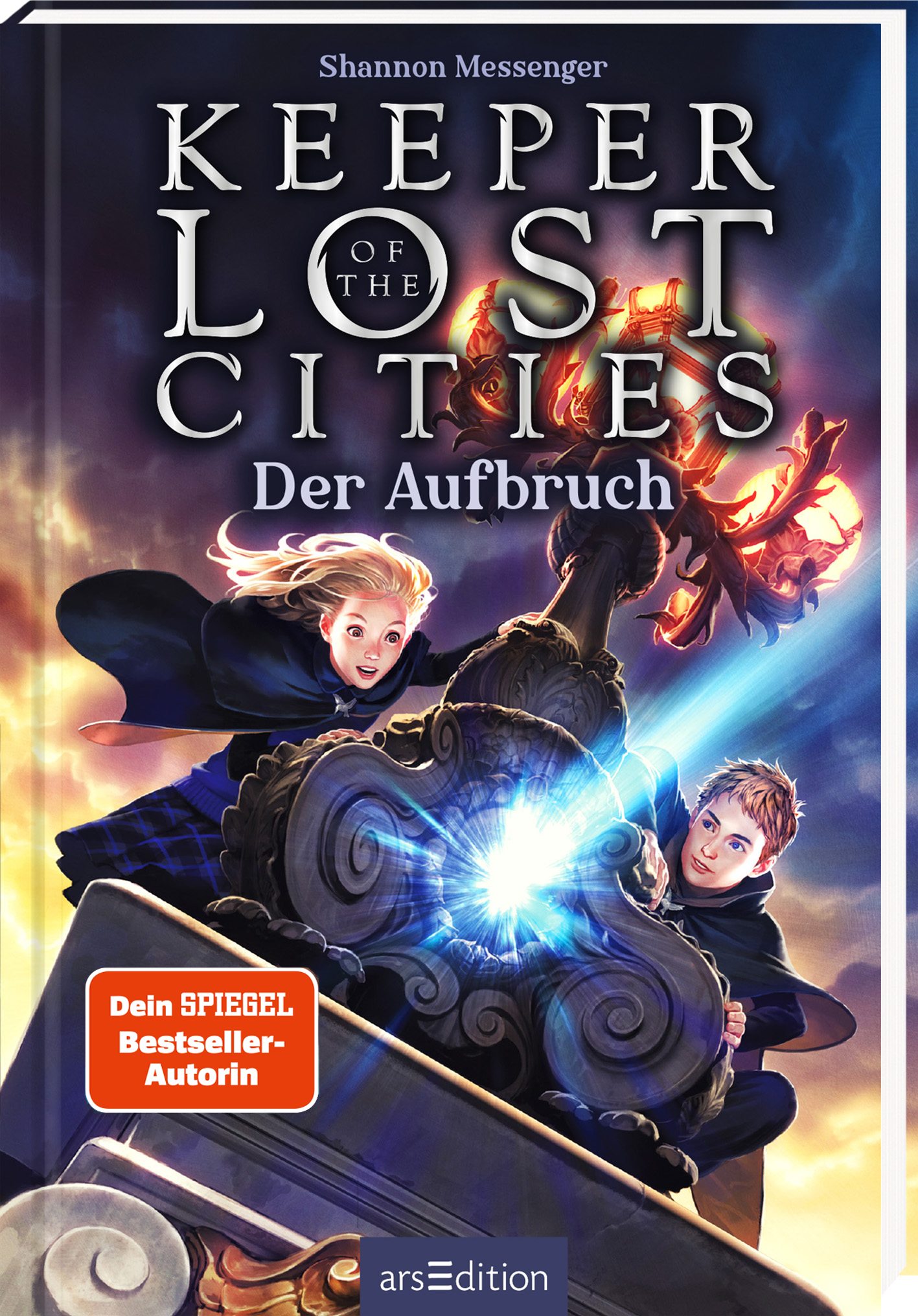 Das Buchcover zeigt zwei Kinder, die in einer fantasievollen Umgebung stehen. Zu sehen sind ein Junge und ein Mädchen, die neugierig in die Ferne blicken. Der Titel „KEEPER OF THE LOST CITIES“ ist in großen, goldenen Buchstaben oben platziert, während der Untertitel „Der Aufbruch“ darunter in klarer Schrift steht. Die Farben sind lebhaft, mit einem strahlenden Licht in der Mitte. Ein „Dein SPIEGEL Bestseller-Autorin“-Button ist deutlich sichtbar. Ganz unten mittig steht der...