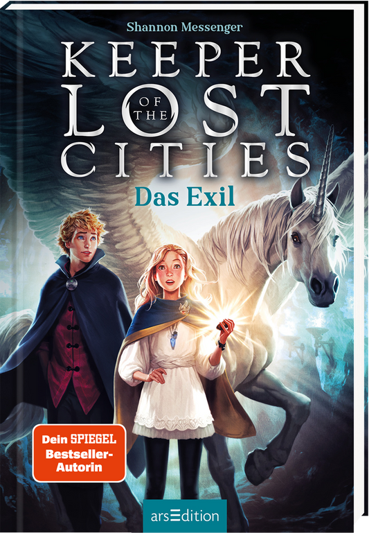 Das Cover von „Keeper of the Lost Cities: Das Exil“ zeigt in einer fantastischen Szenerie zwei jugendliche Protagonisten, einen Jungen mit blondem, lockigem Haar in einem dunklen Mantel und ein Mädchen mit rotem Haar, das einen blauen Umhang trägt. Hinter ihnen steht ein majestätisches Einhorn. Der Hintergrund ist in kühlen, mystischen Farben gehalten, die eine geheimnisvolle Atmosphäre schaffen. Der Titel ist in großen, auffälligen Buchstaben platziert, darüber prangt der Hinweis...