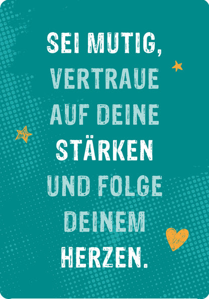 Gezeigt wird eine Innen- oder Zusatzansicht von „Glückskärtchen zur Jugendweihe“. Der Hintergrund ist in einem kräftigen Türkis gehalten. In großen, griffigen Buchstaben steht der ermutigende Text: „SEI MUTIG, VERTRAUE AUF DEINE STÄRKEN UND FOLGE DEINEM HERZEN.“ Die Schrift ist in einem hellen Grauton und teils unregelmäßig gestaltet. Ergänzende Elemente wie kleine, orangefarbene Sterne und ein Herz in derselben Farbe runden das Design ab und verleihen dem Kärtchen eine...
