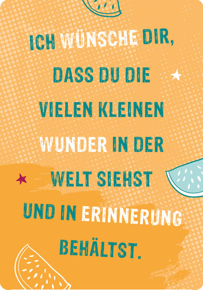 Gezeigt wird eine Innen- oder Zusatzansicht von „Glückskärtchen zur Jugendweihe“. Der Hintergrund hat eine kräftige orange Farbe mit strukturierten Punkten. In aufgelockerter Typografie steht die Botschaft: „Ich wünsche dir, dass du die vielen kleinen Wunder in der Welt siehst und in Erinnerung behältst.“ Die Schrift variiert in Stärke, wobei „WUNDER“ in weiß und der Rest in einer aquamarinblauen Farbe gehalten ist. Verspielt ergänzen Fruchtscheiben und Sterne das Design.