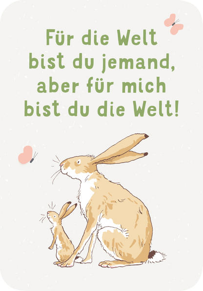 Gezeigt wird eine Innen- oder Zusatzansicht von „Weißt du eigentlich, wie lieb ich dich hab? Kleine Liebeserklärungen für jeden Tag“. Die Illustration zeigt zwei Kaninchen, das größere und das kleinere, in sanften Erdtönen. Über ihnen steht der Schriftzug „Für die Welt bist du jemand, aber für mich bist du die Welt!“ in einer freundlichen, verspielten Schriftart in hellgrün. Der Hintergrund ist in einem zarten, neutralen Farbton gehalten, ergänzt von kleinen, rosa...