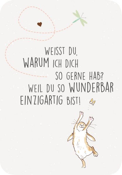 Gezeigt wird eine Innen- oder Zusatzansicht von „Weißt du eigentlich, wie lieb ich dich hab? Kleine Liebeserklärungen für jeden Tag“. Der Hintergrund ist in einem sanften Beige gehalten und zeigt verspielte, handgezeichnete Elemente wie ein Herz und eine Schmetterlingsillustration. Die Schrift ist in einer freundlichen Mischung aus handschriftlicher und serifenloser Typografie, wobei der Satz „WEISST DU, WARUM ICH DICH SO GERNE HAB?“ in dunklem Braun und das Wort „WUNDERBAR“ in...