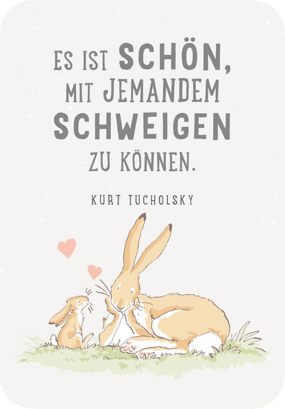 Gezeigt wird eine Innen- oder Zusatzansicht von „Weißt du eigentlich, wie lieb ich dich hab? Kleine Liebeserklärungen für jeden Tag“. Der Hintergrund ist in einem sanften, hellen Farbton gehalten, um eine beruhigende Atmosphäre zu schaffen. Im Vordergrund sind zwei Hasen, die liebevoll zueinander blicken. Der Text „Es ist schön, mit jemandem schweigen zu können.“ wird in einer Mischung aus verspielter und klarer Typografie dargestellt, wobei „SCHÖN“ besonders hervorgehoben...