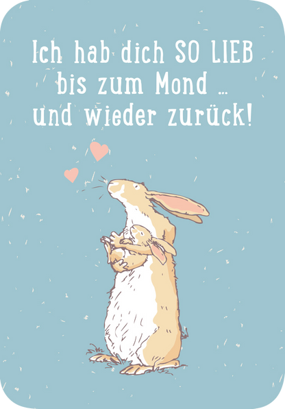 Gezeigt wird eine Innen- oder Zusatzansicht von „Weißt du eigentlich, wie lieb ich dich hab? Kleine Liebeserklärungen für jeden Tag“. Die Illustration zeigt zwei Hasen, die sich umarmen, vor einem sanften, hellblauen Hintergrund. Über ihnen steht in verspielter, weißer Schrift der Text „Ich hab dich SO LIEB bis zum Mond … und wieder zurück!“. Zwei kleine, rosa Herzen fliegen zwischen den Hasen, was die liebevolle Stimmung unterstreicht. Die Gestaltung ist sanft und einladend.