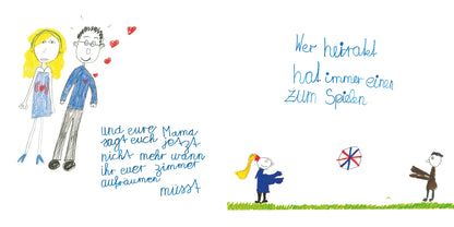 Gezeigt wird eine Innen- oder Zusatzansicht von „Hochzeit machen ist sooo schön…“. Die Seite zeigt eine kindliche Zeichnung eines Paares, umgeben von roten Herzen. Der Mann trägt einen blauen Anzug, die Frau ein Kleid in blau mit einem roten Herzen. Links steht der Text „und eure Mama sagt euch jetzt…“, in einer verspielten blauen Schrift. Rechts ist ein weiterer Text: „Wer heiratet, hat immer einen zum Spielen“, umgeben von bunten grafischen Elementen, darunter ein Ball und...