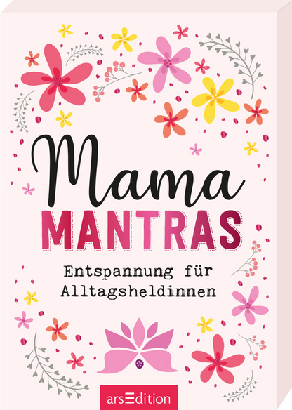 Auf dem Buchcover von „Mama Mantras“ dominiert ein sanfter, rosa Hintergrund, umrahmt von bunten Blumenmotiven in Pink, Gelb und Lila. Der Titel „Mama Mantras“ ist in einer verspielten, eleganten Schrift in Schwarz und Pink gehalten, während der Untertitel „Entspannung für Alltagsheldinnen“ in einer regulären Schriftart darunter steht. Die fröhliche und entspannende Atmosphäre des Covers richtet sich an Mütter und vermittelt einen positiven, unterstützenden Eindruck. Ganz...