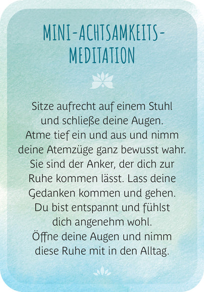 Gezeigt wird eine Innen- oder Zusatzansicht von „Mamamantras“. Der Hintergrund ist in sanften Aquatönen gehalten, die von hellem Blau bis Türkis verlaufen. In der oberen Mitte steht in eleganter, geschwungener Schrift der Titel „MINI-ACHTSAMKEITS-MEDITATION“. Der Text ist in einer gut lesbaren, klaren Schriftart gestaltet, in schwarzer Farbe, und gibt Anweisungen zur Achtsamkeitspraxis. Eine stilisierte Lotusblüte ergänzt das Design und unterstreicht das Thema der Meditation.