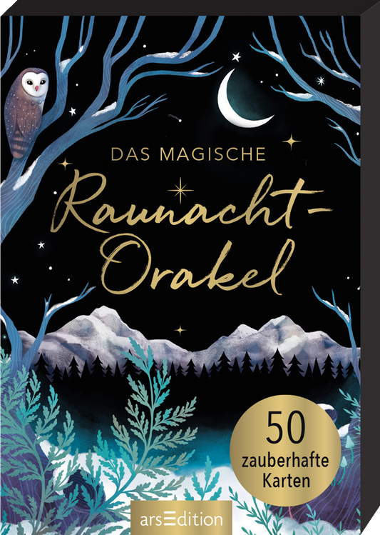 Auf dem Cover des Buches „Das magische Raumnacht-Orakel“ dominieren dunkle, mystische Farben mit einem nächtlichen Himmel, in dem eine schimmernde Mondsichel und funkelnde Sterne leuchten. Im Vordergrund sind stilisierte Pflanzen in verschiedenen Grüntönen und sanfte, schneebedeckte Berge abgebildet. Eine Eule sitzt links oben auf einem Baum. Der Titel ist goldfarben in einer eleganten Schriftart gestaltet. Ein Button trägt den Text „50 zauberhafte Karten“. Ganz unten mittig steht...