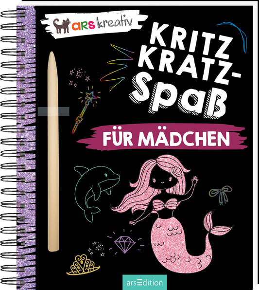 Das Buchcover zeigt einen schwarzen Hintergrund mit bunten, handgezeichneten Elementen, darunter eine Meerjungfrau, ein Delphin und verschiedene magische Symbole. Der Titel „Kritz-Kratz-Spab“ ist in großen, verspielten Buchstaben in Weiß und Gelb gehalten, während der Untertitel „FÜR MÄDCHEN“ in kräftigem Rosa erscheint. Ein Stift ist als Teil des Designs sichtbar. Ganz unten mittig steht der Logoschriftzug von arsEdition.