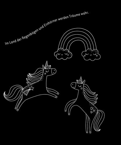 Gezeigt wird eine Innen- oder Zusatzansicht von „Kritzkratz-Spaß für Mädchen“. Die Illustration auf schwarzem Hintergrund zeigt zwei auffallend grafische Einhörner, die in Weiß gezeichnet sind. Eines der Einhörner hat eine sternförmige Verzierung, das andere ein Herz. Über den Tieren schwebt ein Regenbogen mit zwei Wolken. Text in geschwungener Schrift lautet: „Im Land der Regenbögen und Einhörner werden Träume wahr.“ Die Gestaltung vermittelt ein märchenhaftes und...