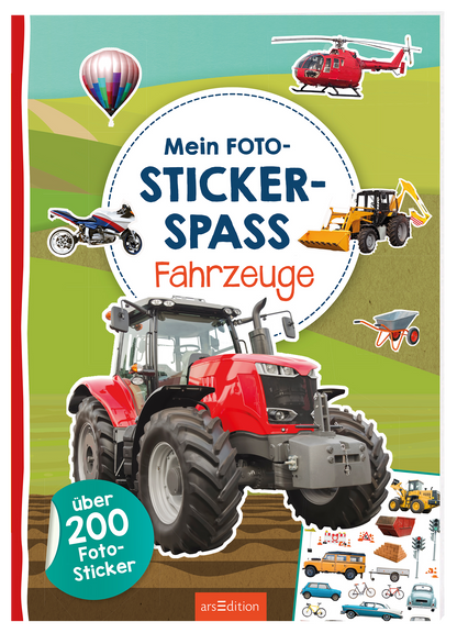 Gezeigt wird eine 3D-Ansicht des Heftes. Das Buchcover zeigt einen roten Traktor als zentrales Element vor einem landschaftlichen Hintergrund. Oberhalb des Traktors steht in bunten Buchstaben „Mein FOTO-STICKER-SPASS Fahrzeuge“. Umgeben wird der Titel von verschiedenen Illustrationen wie einem Helikopter, einem Heißluftballon und weiteren Fahrzeugen. Unten rechts weist ein runder Button auf „über 200 FOTO-Sticker“ hin. Ganz unten mittig steht der Logoschriftzug von arsEdition.