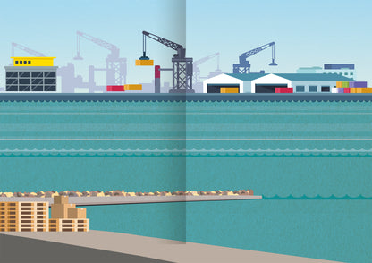 Gezeigt wird eine Innen- oder Zusatzansicht von „Mein Foto-Stickerspaß – Fahrzeuge“. Die Illustration präsentiert einen Hafen mit Kranen und Lagerhäusern im Hintergrund. Die Farben dominieren sanfte Blautöne für das Wasser und hellere Farbtöne für die Gebäude. Im Vordergrund ist eine Kaianlage mit Paletten zu sehen.