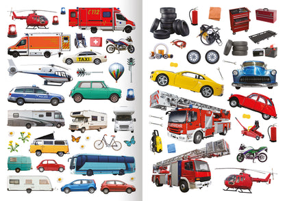 Gezeigt wird eine Innen- oder Zusatzansicht von „Mein Foto-Stickerspaß – Fahrzeuge“. Die Seite zeigt eine Vielzahl von Fahrzeugen und Zubehör in lebhaften Farben. Auf der linken Seite sind unter anderem ein Krankenwagen, ein Polizeiauto und ein Bus abgebildet, während auf der rechten Seite sportliche Autos sowie Feuerwehr- und Helikopterillustrationen zu sehen sind.