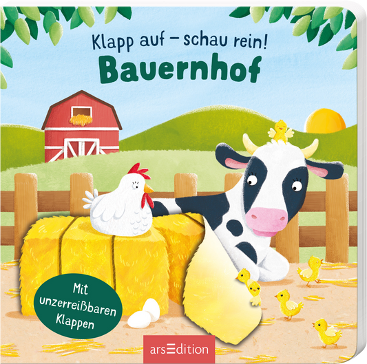 Auf dem Cover des Buches „Klapp auf – schau rein! Bauernhof“ sind eine fröhliche Kuh mit schwarzem und weißem Fell sowie ein Huhn zu sehen, die auf einem Heuhaufen sitzen. Um sie herum bewegen sich gelbe Küken. Der Hintergrund zeigt einen grünen Bauernhof mit einer roten Scheune und einem sonnigen Himmel. Der Titel ist in einer verspielten, grünen Schrift mittig plaziert. Ein grüner Button mit dem Text „Mit unzerreißbaren Klappen“ befindet sich am unteren linken Rand. Ganz...