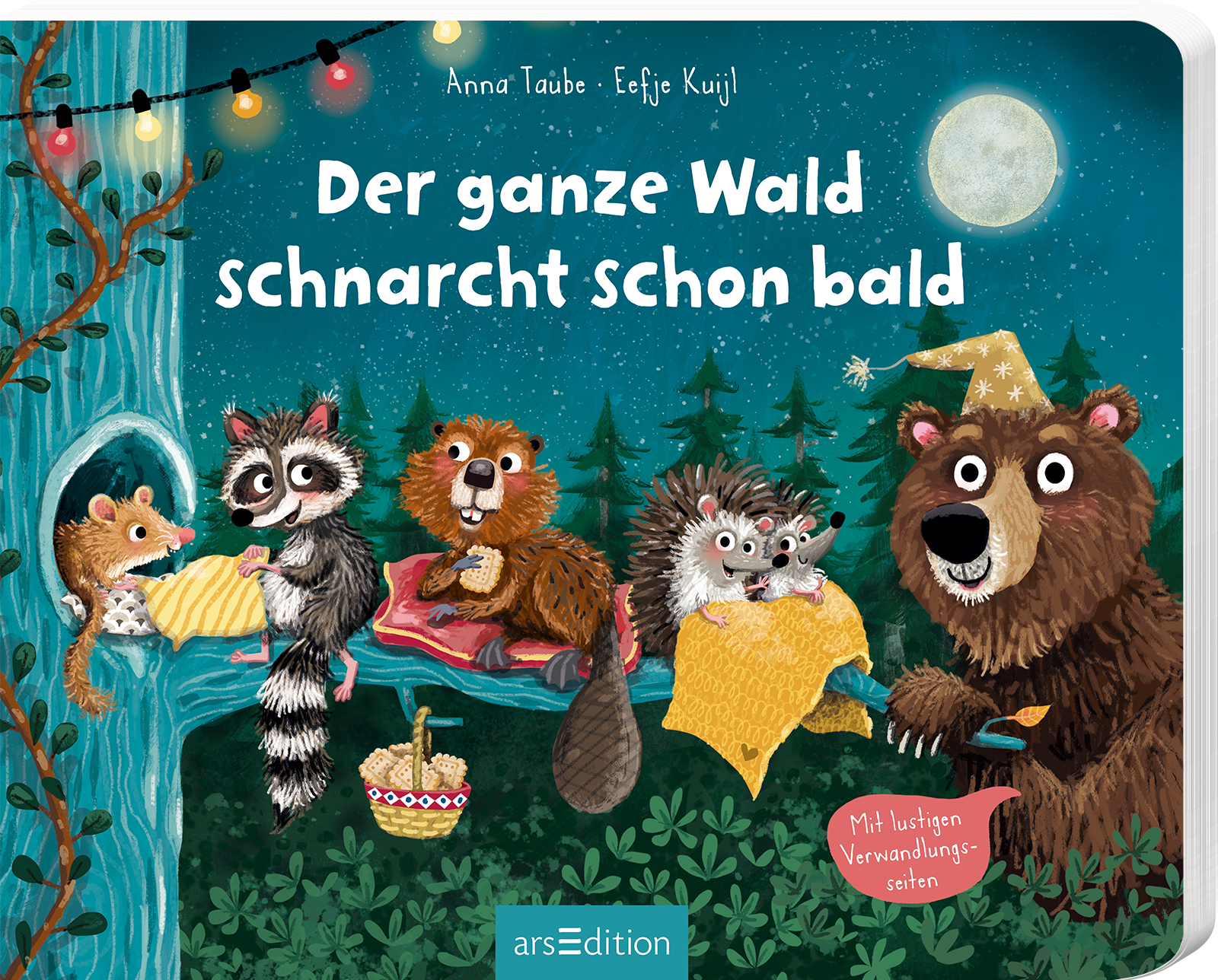 Das Buchcover zeigt eine nächtliche Waldszene mit bunten Lichterketten, die über einem großen Baum hängen. Vier niedliche Tiere, darunter ein Bär, ein Waschbär und ein Eichhörnchen, liegen gemütlich miteinander auf Decken und sehen entspannt aus. Der Titel „Der ganze Wald schnarcht schon bald“ ist in großen, weißen, freundlichen Buchstaben oben auf dem Cover platziert. Ein Hinweis „Mit lustigen Verwandlungs-Seiten“ ist ebenfalls zu sehen. Ganz unten mittig steht der...