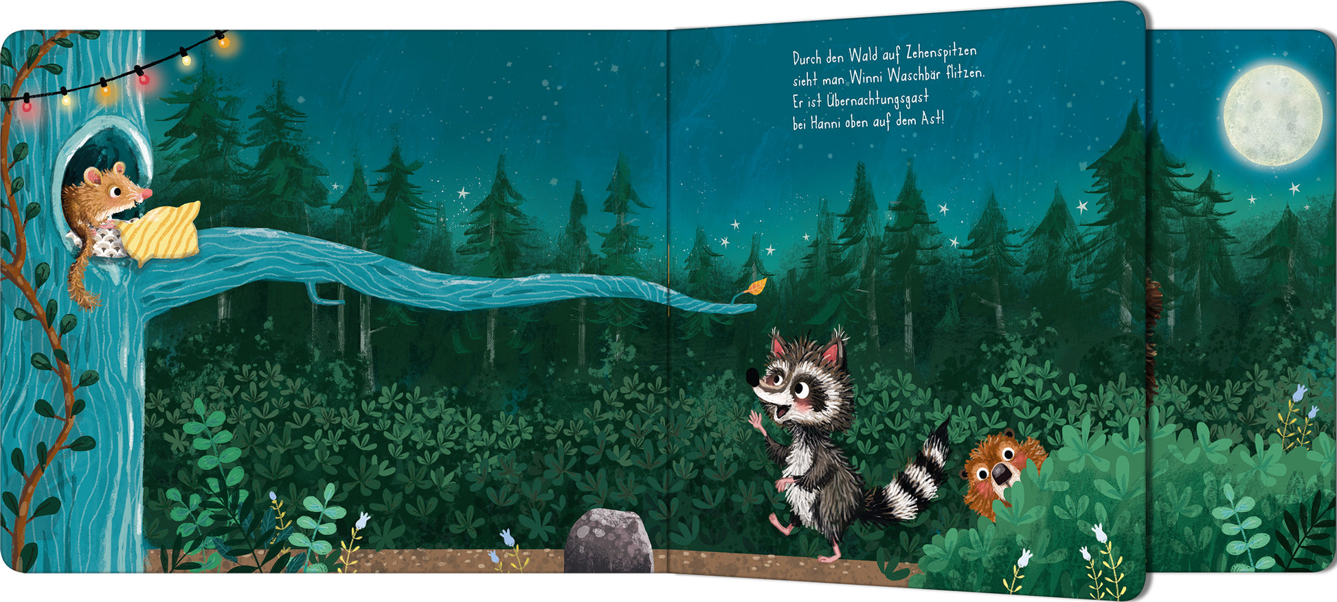 Gezeigt wird eine Innen- oder Zusatzansicht von „Der ganze Wald schnarcht schon bald“. Die Illustration zeigt eine nächtliche Waldszene mit einem großen, blauen Baum, dessen Ast zu einem Baumhaus führt. Ein kleines Tier liegt darin und hält ein Stück Käse. Darunter stehen zwei weitere Tiere, darunter ein Waschbär und ein rotes Robbenähnliches Tier. Die Farben sind lebhaft mit verschiedenen Grüntönen und einem klaren, blauen Nachthimmel. Der Text zeigt eine verspielte, kindgerechte...