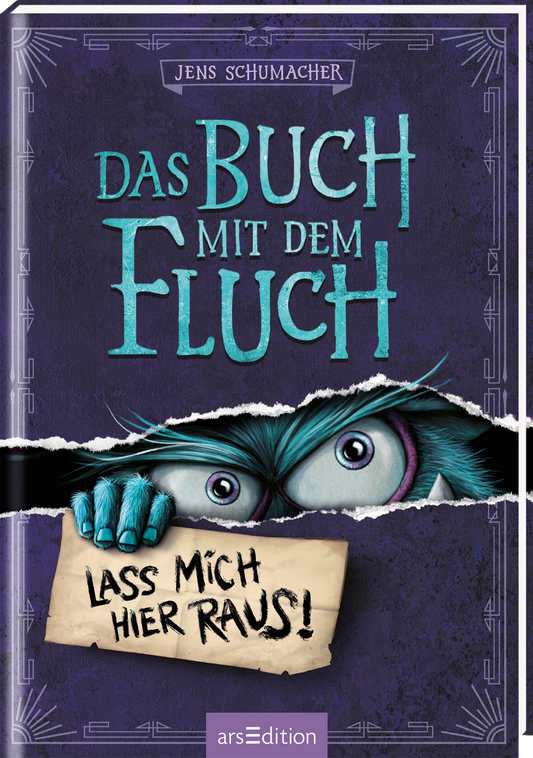 Auf dem Buchcover von „Das Buch mit dem Fluch“ von Jens Schumacher dominieren kräftige Lila- und Blautöne. In der Mitte ist eine aufgerissene Seite zu sehen, aus ein Dämon mit schelmischen Augen hervorschaut. In seiner Hand hält er ein schildförmiges Papier mit der Aufschrift „Lass mich hier raus!“. Der Titel ist in großen, unregelmäßigen Buchstaben platziert, was eine lebhafte, verspielte Atmosphäre schafft. Ganz unten mittig steht der Logoschriftzug von arsEdition.