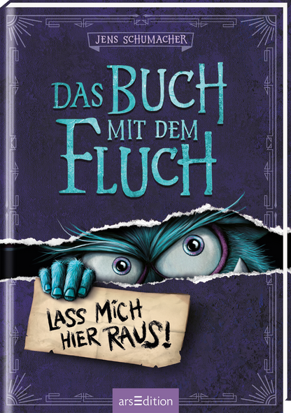 Auf dem Buchcover von „Das Buch mit dem Fluch“ von Jens Schumacher dominieren kräftige Lila- und Blautöne. In der Mitte ist eine aufgerissene Seite zu sehen, aus ein Dämon mit schelmischen Augen hervorschaut. In seiner Hand hält er ein schildförmiges Papier mit der Aufschrift „Lass mich hier raus!“. Der Titel ist in großen, unregelmäßigen Buchstaben platziert, was eine lebhafte, verspielte Atmosphäre schafft. Ganz unten mittig steht der Logoschriftzug von arsEdition.