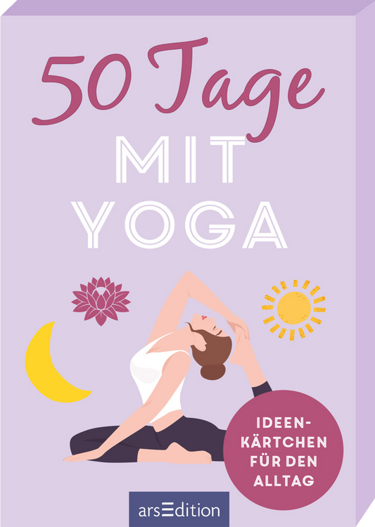 Auf dem Buchcover mit dem Titel „50 Tage mit Yoga“ in geschwungener Schrift, dominieren sanfte Lilatöne. Eine stilisierte Figur in einer Yoga-Pose sitzt im Vordergrund, umgeben von grafischen Symbolen wie einer Sonne, einem Halbmond und einer Blume. Der Untertitel „IDEEN-KÄRTCHEN FÜR DEN ALLTAG“ ist in klarer, weißer Schrift unterhalb der Figur platziert. Ganz unten mittig steht der Logoschriftzug von arsEdition.
