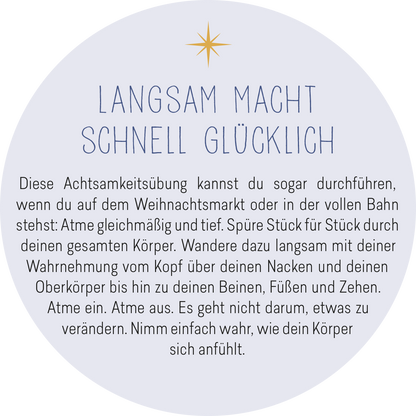 Gezeigt wird eine Innen- oder Zusatzansicht von „Adventskalender in der Dose. 24 Entspannungsmomente für den Advent“. Der Hintergrund ist ein sanftes Weiß und die Schrift ist in eleganten, blauen Buchstaben gehalten. Der Text ist um einen goldenen Stern angeordnet, der sich dezent abhebt. Die Aussage „Langsam macht schnell glücklich“ zieht die Aufmerksamkeit auf sich und wird von einer leicht verständlichen Anleitung zur Achtsamkeitsübung begleitet, die klar strukturiert ist.