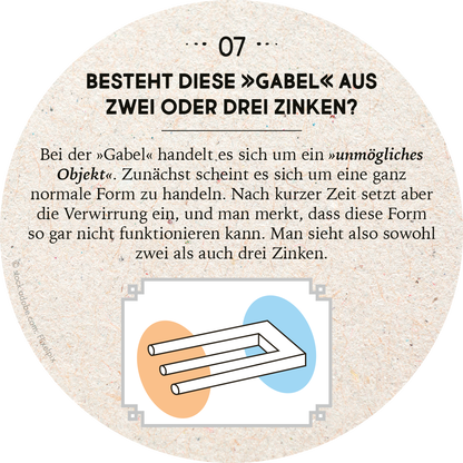 Gezeigt wird eine Innen- oder Zusatzansicht von „Adventskalender in der Dose. 24 optische Illusionen“. Die Abbildung zeigt eine runde, pastellfarbene Unterlage mit einem Textfeld in der Mitte, das die Frage „Bestimmt diese ‚Gabel‘ aus zwei oder drei Zinken?“ stellt. Der Text ist in einer klaren, modernen Schriftart gehalten. Unter dem Text befinden sich zwei ovale Farben, die orange und blau sind, umringt von einer einfachen grafischen Darstellung einer „Gabel“, die visuelle...