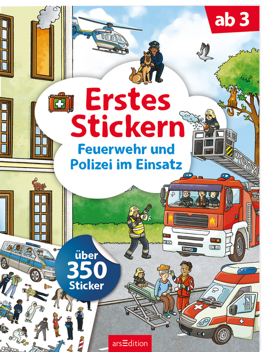 Auf dem Buchcover „Erstes Stickern: Feuerwehr und Polizei im Einsatz“ sind fröhliche, bunte Illustrationen zu sehen, die verschiedene Einsatzfahrzeuge, Feuerwehrleute und Polizisten zeigen. Der Titel ist in großen, roten Buchstaben auf hellem Hintergrund hervorgehoben. Daneben befindet sich ein blauer Button mit dem Text „über 350 Sticker“. Das Cover vermittelt eine spannende und kindgerechte Atmosphäre. Ganz unten mittig steht der Logoschriftzug von arsEdition.