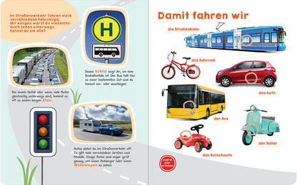 Gezeigt wird eine Innen- oder Zusatzansicht von „Was hörst du hier? – Fahrzeuge“. Die linke Seite zeigt Verkehrszeichen sowie Illustrationen verschiedener Fahrzeuge wie einen Bus und ein Fahrrad. Die rechte Seite nennt die Fahrzeuge: Straßenbahn, Fahrrad, Auto, Bus, Rutschauto und Roller. Die Farbpalette ist lebhaft mit kräftigen Farben, und die Typografie ist klar und gut lesbar, um die Informationen für Kinder ansprechend und verständlich zu gestalten.