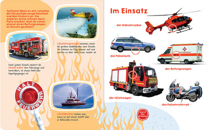 Gezeigt wird eine Innen- oder Zusatzansicht von „Was hörst du hier? – Fahrzeuge“. Die Seite ist in einer bunten, verspielten Gestaltung gehalten. Auf der linken Seite sind Bilder von verschiedenen Einsatzfahrzeugen wie einem Feuerwehrwagen, einem Hubschrauber und einem Rettungswagen abgebildet. Die Fahrzeuge sind klar erkennbar und von farbigen Symbolen umrahmt. Auf der rechten Seite steht „Im Einsatz“ in großen, roten Buchstaben, darunter sind die Fahrzeuge mit ihren Bezeichnungen...