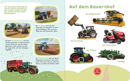 Gezeigt wird eine Innen- oder Zusatzansicht von „Was hörst du hier? – Fahrzeuge“. Die Seite ist in sanften Grüntönen gehalten und zeigt Illustrationen verschiedener landwirtschaftlicher Fahrzeuge wie Traktor, Mähdrescher und Frontlader. Zu jedem Fahrzeug gibt es eine kurze Beschreibung in großer, klarer Schrift. Zudem sind einige Bilder von landwirtschaftlichen Szenen eingefügt, die den Kontext verdeutlichen. Auf der linken Seite befinden sich quadratische Bildfelder mit Fahrzeugen...