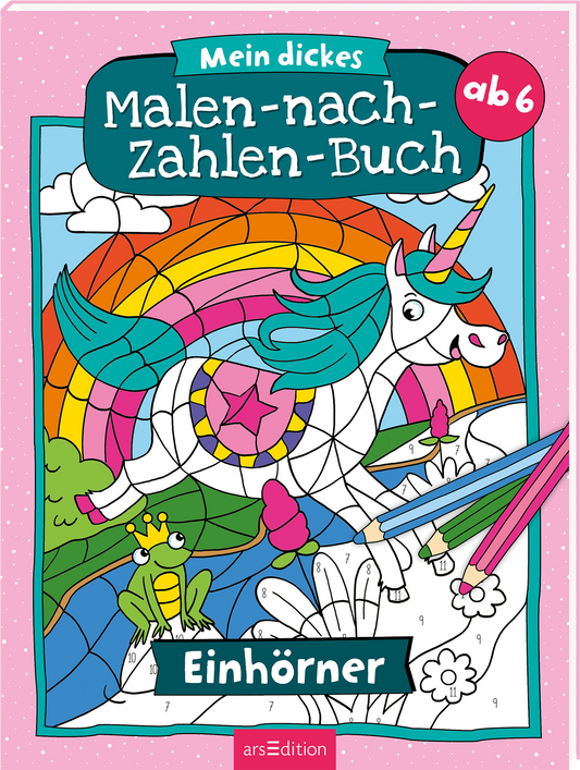 Das Buchcover zeigt ein fantasievolles, farbenfrohes Motiv. Im Mittelpunkt steht ein fröhliches Einhorn mit türkisfarbenem Kopf und einem pinken Horn, das vor einem Regenbogen schimmert. Umgeben ist es von fröhlichen Wolken und einer grünen Froschfigur. Der Titel „Mein dickes Malen-nach-Zahlen-Buch Einhörner“ ist in verspielter, bunter Schrift oberhalb des Motivs platziert. Oben rechts ist ein weißer Button mit dem Text „ab 6“ zu sehen. Ganz unten mittig steht der Logoschriftzug...