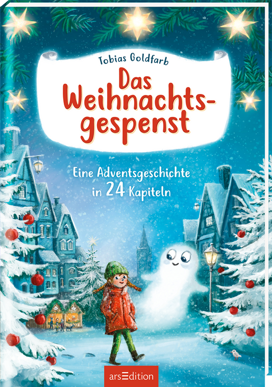 Das Cover zeigt eine winterliche Szene mit schneebedeckten Tannenbäumen und festlich dekorierten Häusern. Im Vordergrund steht ein Mädchen mit rotem Mantel und grüner Mütze, das von einem lächelnden, schwebenden Gespenst begleitet wird. Der Titel „Das Weihnachtsgespenst“ ist in verspielter, roter Schrift am oberen Rand platziert. Darunter steht „Eine Adventsgeschichte in 24 Kapiteln“ in kleinerer Schrift. Ganz unten mittig steht der Logoschriftzug von arsEdition.