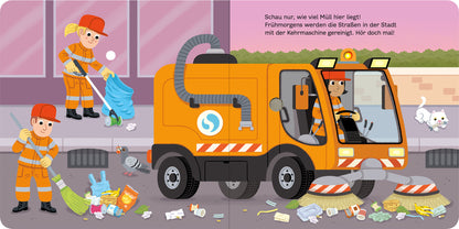 Gezeigt wird eine Innen- oder Zusatzansicht von „Mein blinkendes Soundbuch – In der Stadt“. Die Illustration zeigt eine fröhliche Szene mit zwei Reinigungskräften in leuchtenden orangefarbenen Uniformen, die Müll auf der Straße beseitigen. Im Vordergrund steht ein orangefarbener Kehrwagen, während im Hintergrund Fenster und eine grüne Hecke zu sehen sind. Die Farben sind kräftig und einladend, mit klaren, gut lesbaren Texten. Ein weißes Kätzchen erkundet neugierig die Umgebung.