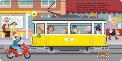 Gezeigt wird eine Innen- oder Zusatzansicht von „Mein blinkendes Soundbuch – In der Stadt“. Die farbenfrohe Illustration zeigt eine belebte Straßenszene mit einer gelben Straßenbahn, die von verschiedenen Passagieren benutzt wird. Prominente Elemente sind ein Motorradfahrer, eine Katze und eine Familie an einer Haltestelle. Die Typografie ist klar und modern, mit großen, gut lesbaren Buchstaben, die Details zur Szene geben. Die Farben sind hell und ansprechend, was eine fröhliche...
