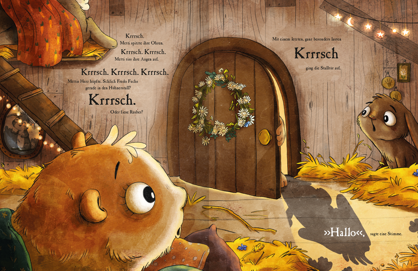 Gezeigt wird eine Innen- oder Zusatzansicht von „Metti Meerschwein“. Die Illustration zeigt ein gemütliches, rustikales Rauminnere mit Holzwänden und einem runden Eingangstor, das mit einem Blumenkranz dekoriert ist. Auf dem Boden liegen gelbe Heuballen. Links sieht man eine Figur, die auf einer Treppe sitzt, und rechts schaut ein neugieriges Meerschweinchen vorsichtig zur Tür. Die Typografie ist verspielt und kindgerecht, wobei der Text in großen, klaren Buchstaben geschrieben ist.