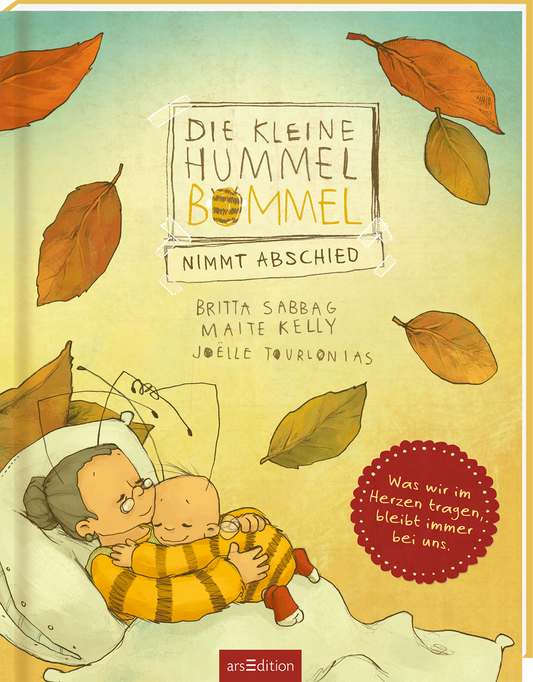 Das 3D Buchcover zeigt die kleine Hummel Bommel in den Armen ihrer Oma. Diese liegt in einem Bett. Um sie herum fliegen Herbstblätter. Der Titel „Die kleine Hummel Bommel nimmt Abschied“ ist oben platziert. Unten rechts erscheint ein roter Button mit dem Text „Was wir im Herzen tragen, bleibt immer bei uns.“ Ganz unten mittig steht der Logoschriftzug von arsEdition.