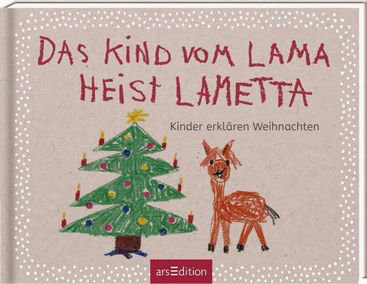 Das Cover zeigt eine kindliche Zeichnung mit einem weihnachtlichen Tannenbaum, der bunt geschmückt ist. Daneben steht ein braunes Lama mit einem freundlichen Gesicht. Über der Illustration prangt der Titel „Das Kind vom Lama heißt Lametta“ in kräftigem Rot, während darunter in kleinerer Schrift „Kinder erklären Weihnachten“ steht. Der Hintergrund ist in einem hellen Beige gehalten, umrahmt von weißen Punkten, die ein fröhliches Ambiente schaffen. Ganz unten mittig steht der...